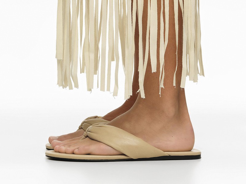 OJOTAS MUJER TENDENCIA CALZADO MARROQUINERIA BOLSOS CARTERAS PRIMAVERA VERANO 2026 SERMA 158261BZ0748_10160_DL2_D_3.jpg Los recorridos de tira diversifican las ojotas femeninas