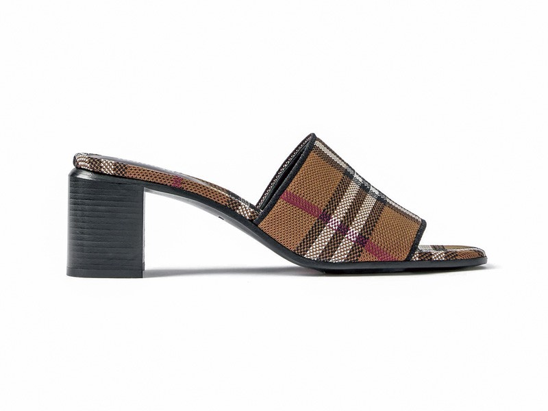 Mules y chanclas altas