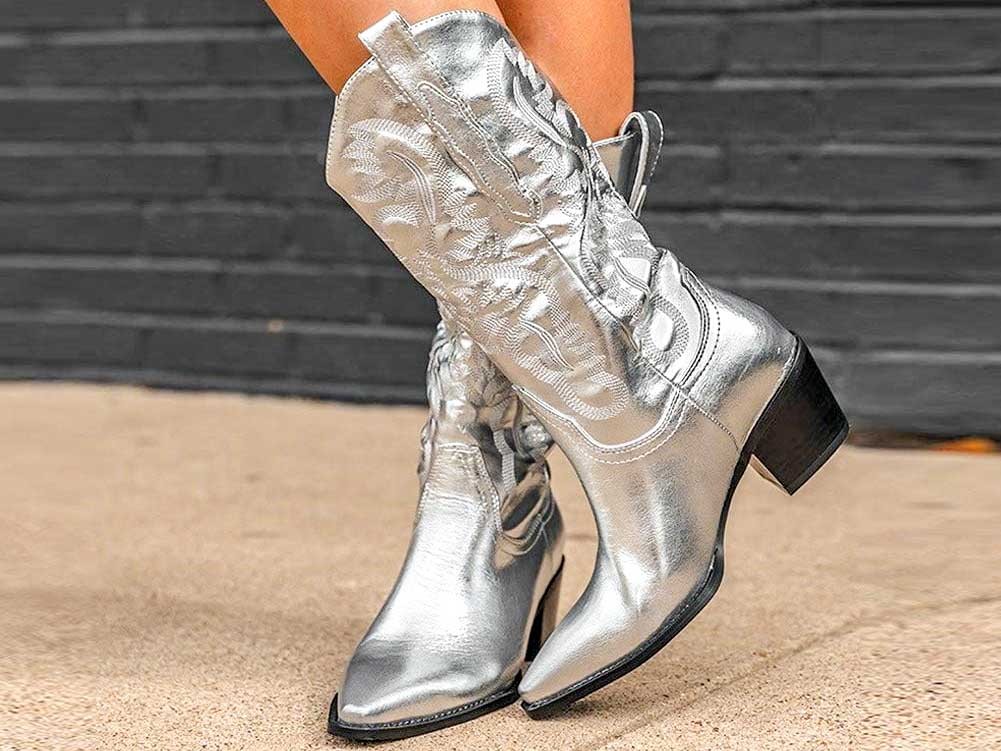 ¡Se ilumina el invierno! Las botas plateadas son tendencia