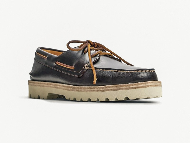 MOCASINES NAUTICOS CALZADO TENDENCIA PRIMAVERA VERNAO 2026 2027 SERMA 157product_13934484_ao3eye_20lug_mm_brown_200-001-043_alt2_sq_wt.jpg Náuticos masculinos combinan costuras moc, suelas y tonos neutros