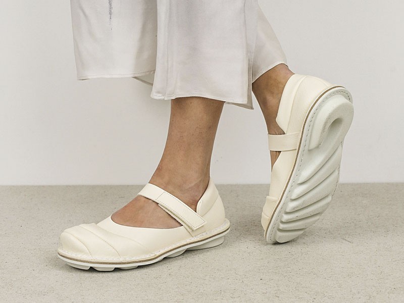 BALLERINAS BALERINAS MARY JANE GUILLEMRINAS MUJER CALZADO TENDENCIA PRIMAVERA VERNAO 2026 2027 SERMA167Stratus_f_white_waw_bc_wht.jpg Mary Jane actualizan tiras, mallas y bases sport