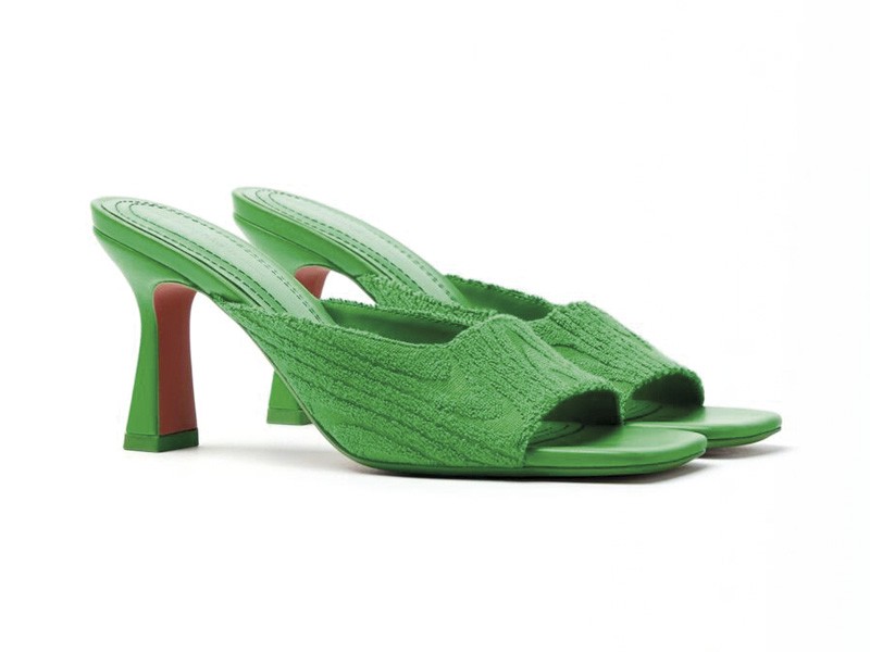 Mules y chanclas altas