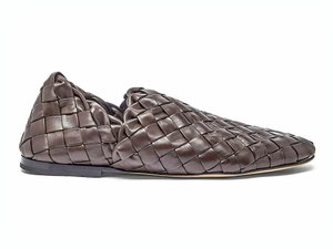 6. Mono and multi-colored interwoven materials that add craft value and comfort to numerous male and female models. ESSENTIALS: FASHION TIPS Next Spring-Summer 2021/22