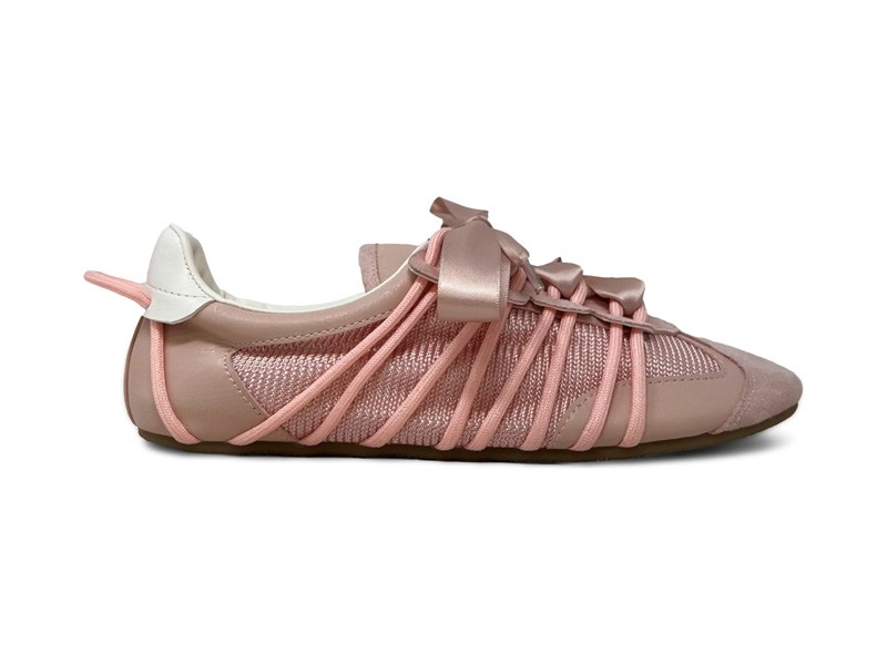 FOTO-4.jpg Destacadas en la tendencia: Las sneakerinas SHERYL