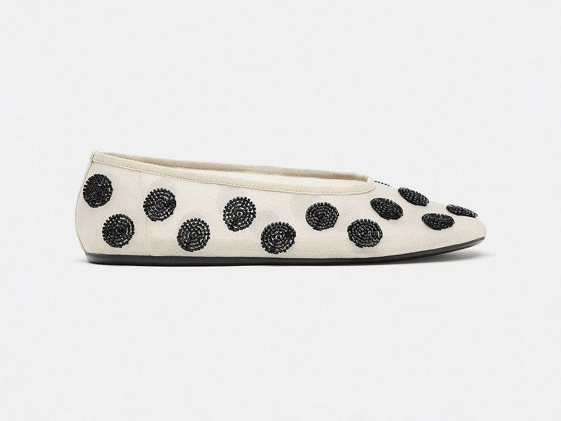 ESTAMPA DE ALUNARES LUNARES POLKA DOTS MUJER TENDENCIA CALZADO MARROQUINERIA BOLSOS CARTERAS PRIMAVERA VERANO 2026 SERMA 15812516810202-e1.jpg Los contrastes bicolores definen calzado y bolsos con lunares
