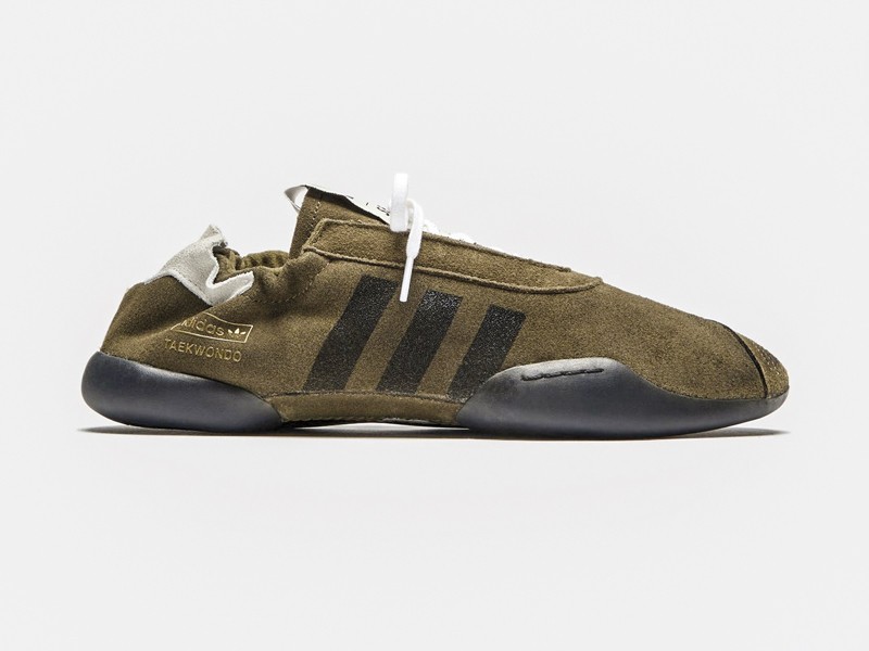 Sneakers urbanas en verde oliva con gamuza y suelas gum