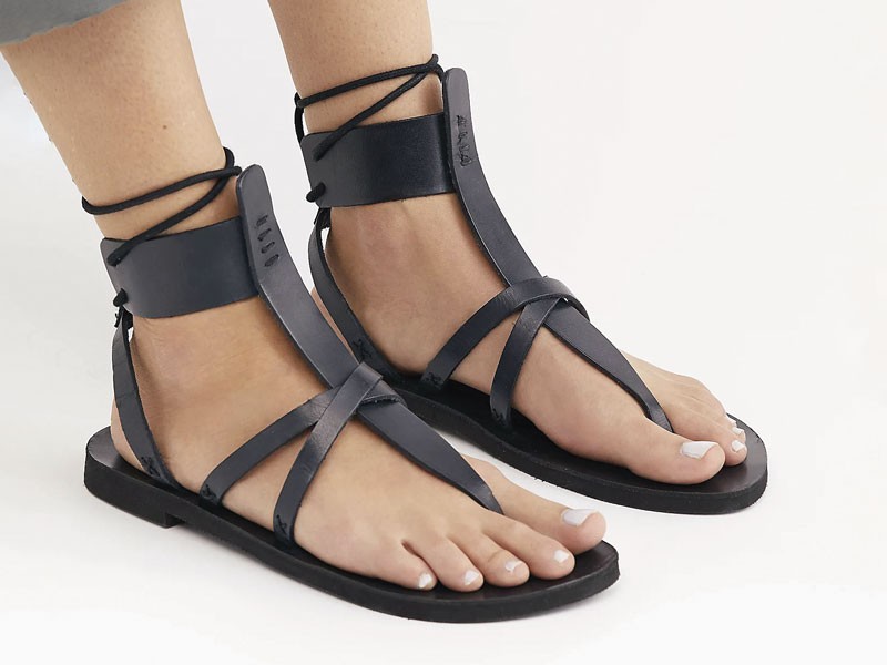 OJOTAS MUJER CALZADO TENDENCIA PRIMAVERA VERNAO 2026 2027 SERMA167descarga-(67).jpg Sandalias romanas enlazan tiras, hebillas y tobillos