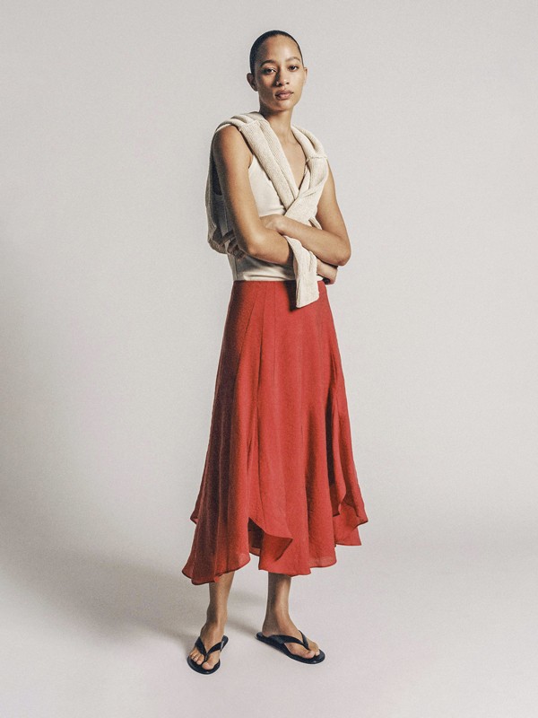 OJOTAS MUJER TENDENCIA CALZADO MARROQUINERIA BOLSOS CARTERAS PRIMAVERA VERANO 2026 SERMA 15802604387701-p.jpg Los recorridos de tira diversifican las ojotas femeninas