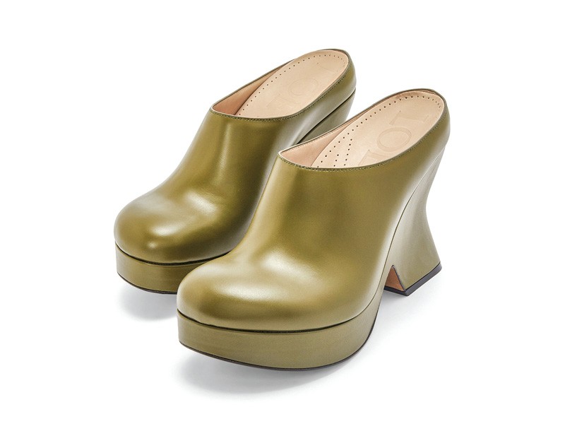 Mules y chanclas altas