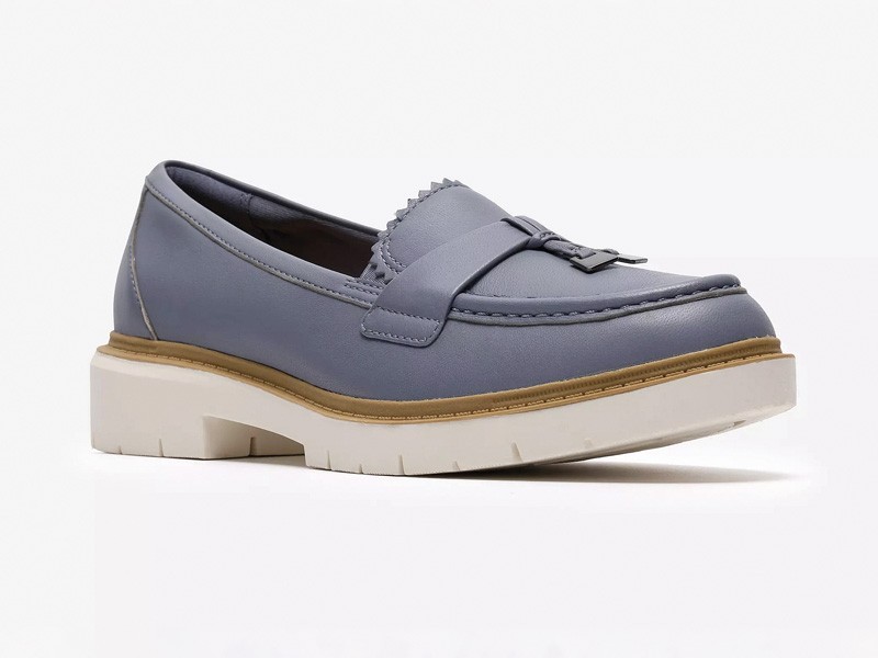 Mocasines femeninos suavizan siluetas con azul denim