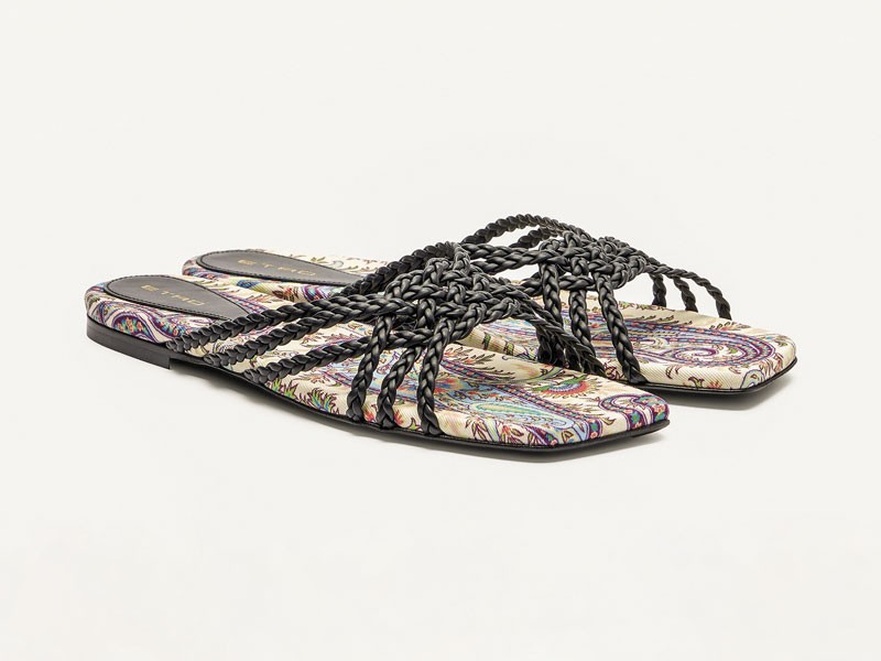 Chanclas artesanales con tramas abiertas y suelas planas