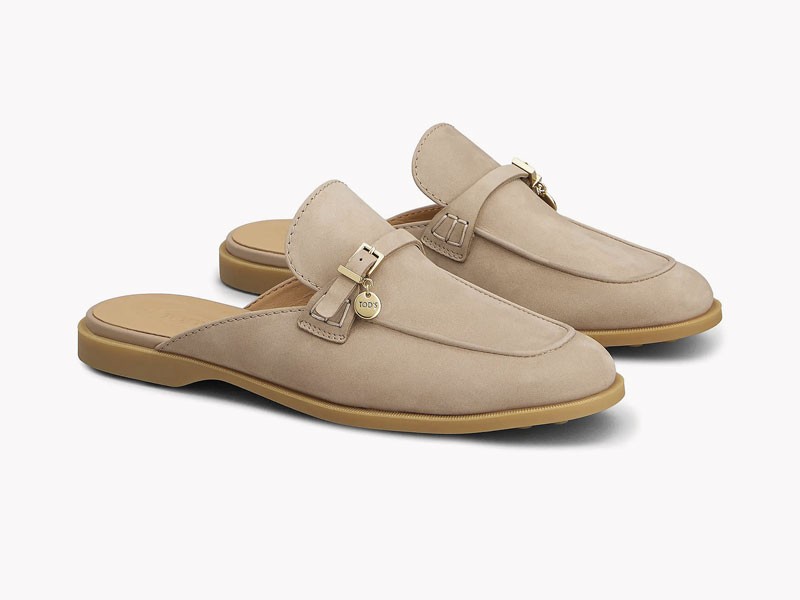 Mules tipo mocasín activan lazos, hebillas y texturas