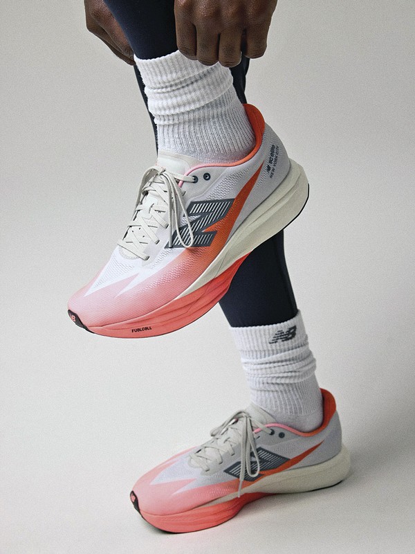 Zapatillas deportivas de running con malla técnica y suelas altas