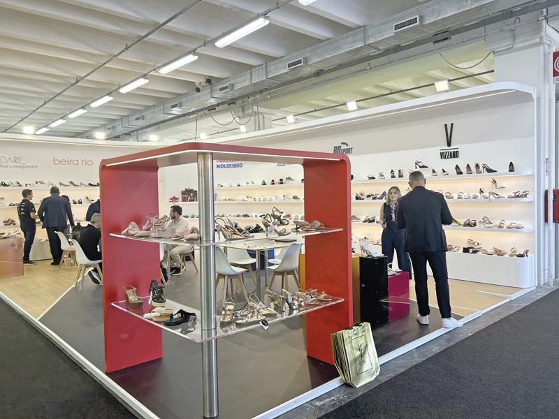 BEIRA RIO de Brasil, con sus diferentes marcas de producción propia. EXPO RIVA SCHUH se consolidó como el mayor encuentro global del calzado y manufacturas