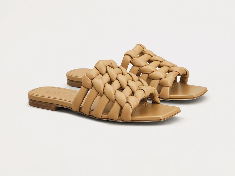 Chanclas artesanales con tramas abiertas y suelas planas