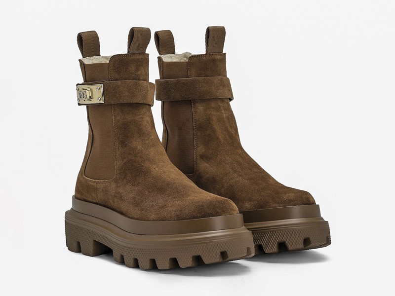 Herrajes y paneles elevan botinetas de base robusta