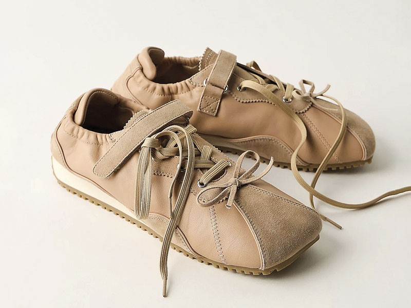 Sneakers fashion combinan recortes, cordones y suelas onduladas