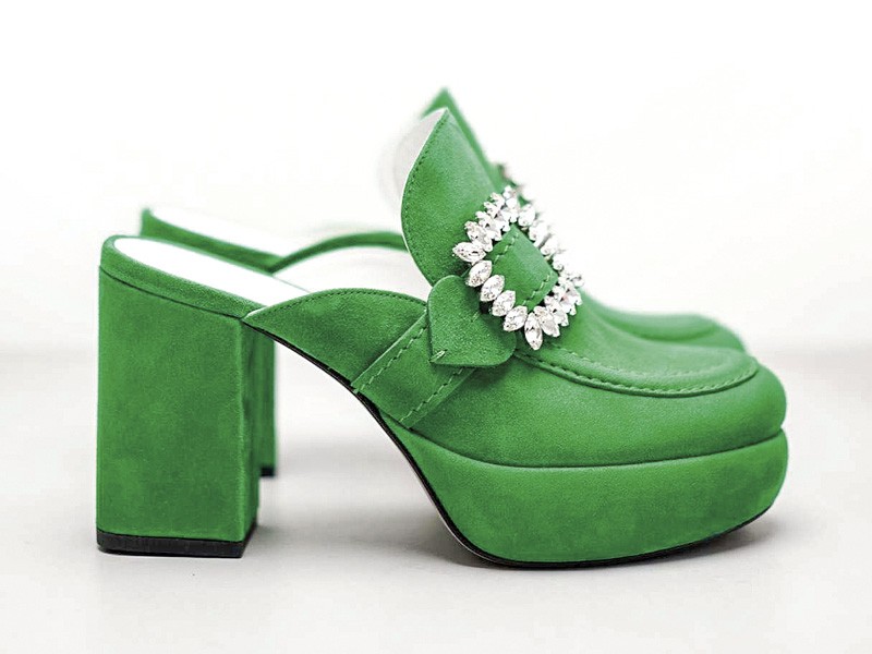 Mules y chanclas altas