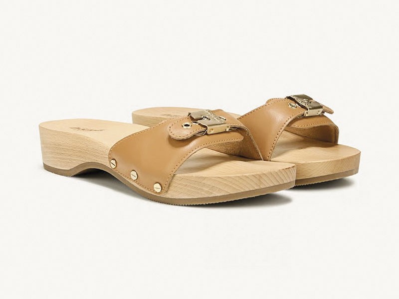 Zuecos femeninos destacan tachas, tramas y bases block