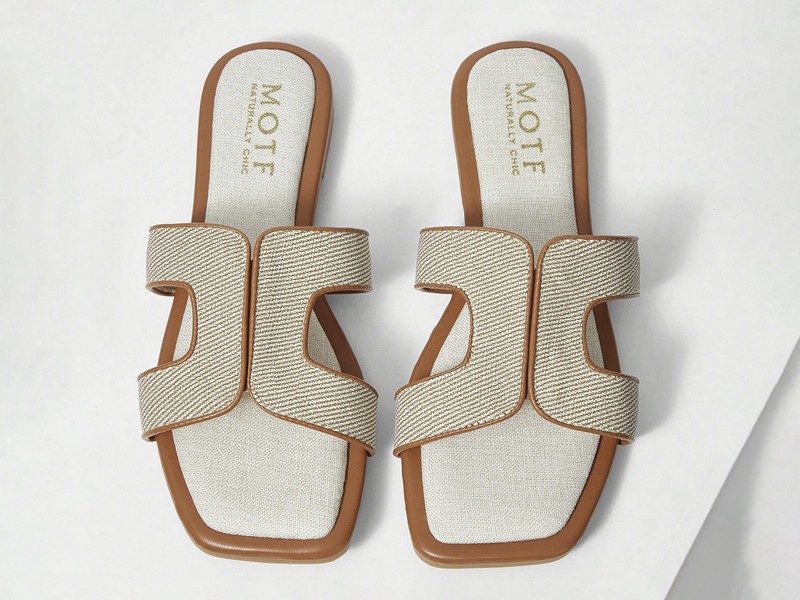 CHANCLAS FAJAS ARTESANALAES MUJER TENDENCIA CALZADO MARROQUINERIA BOLSOS CARTERAS PRIMAVERA VERANO 2026 SERMA 1581745737993219eeab4ca86e4ed9c538a7396beb0fc.jpg Tiras y hebillas estructuran capelladas para sandalias
