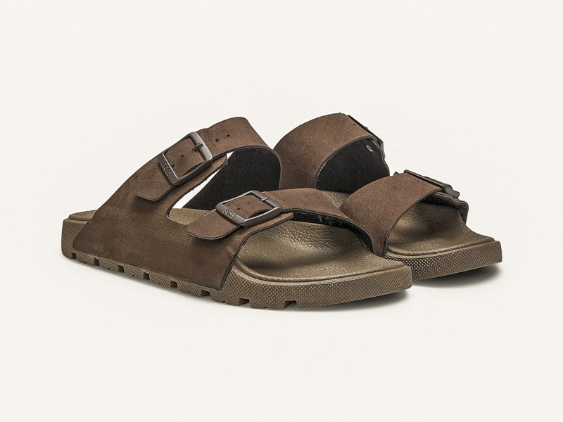 Chanclas urbanas combinan fajas, hebillas y cruces