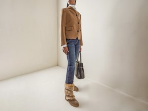 TENDENCIAS-OTOÑO-INVIENRO-2026-MATERRIALES-PELOS-PIELES-SERMA-156gianvito-rossi-tan-maverick-sued.jpg