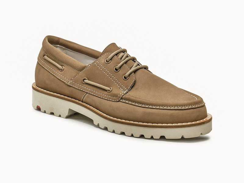 MOCASINES NAUTICOS CALZADO TENDENCIA PRIMAVERA VERNAO 2026 2027 SERMA 157mokassins-lloyd-fairbanks-14-082-02-grau-0000303927813.jpg Náuticos masculinos combinan costuras moc, suelas y tonos neutros