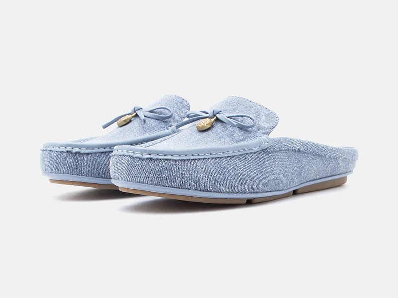 Mules tipo mocasín activan lazos, hebillas y texturas