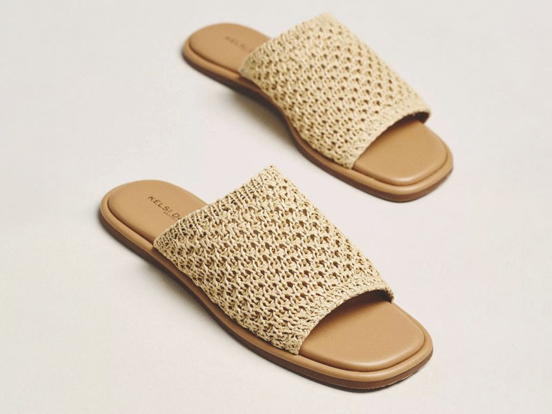 Chanclas artesanales con tramas abiertas y suelas planas