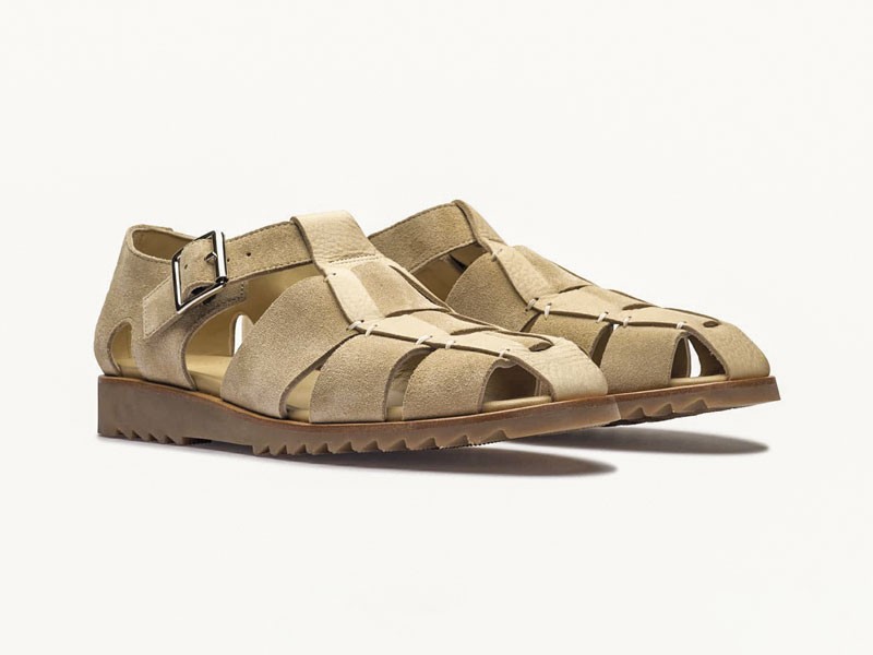 Sandalias masculinas combinan tiras, calados y fondos robustos