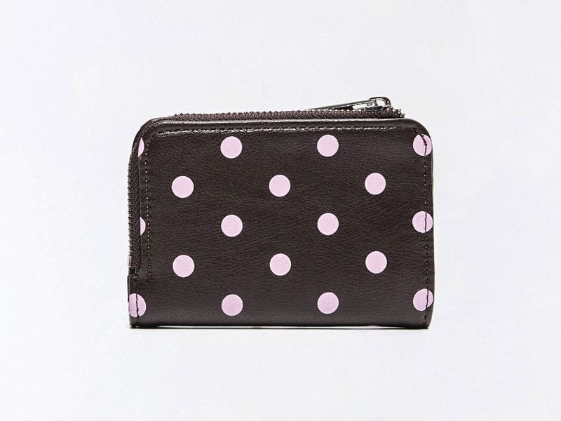 ESTAMPA DE ALUNARES LUNARES POLKA DOTS MUJER TENDENCIA CALZADO MARROQUINERIA BOLSOS CARTERAS PRIMAVERA VERANO 2026 SERMA 15802329162700-a4o.jpg Los contrastes bicolores definen calzado y bolsos con lunares