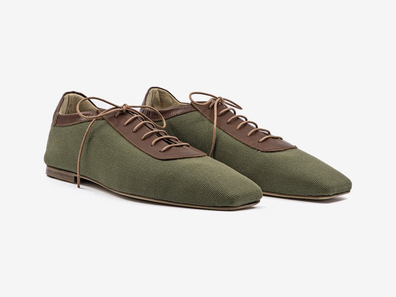 ACORDONADOS TENDENCIA CALZADO TEMPORADA OTOÑO INVIERNO 2027 SERMA 159 andrea-gomez-green-antonia-green-canva-cognac-leather.jpg Los acordonados flats combinan perfiles bajos y cordones