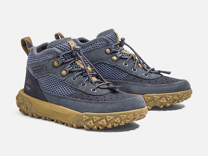 Calzado outdoor infantil con suelas de tracción y refuerzos