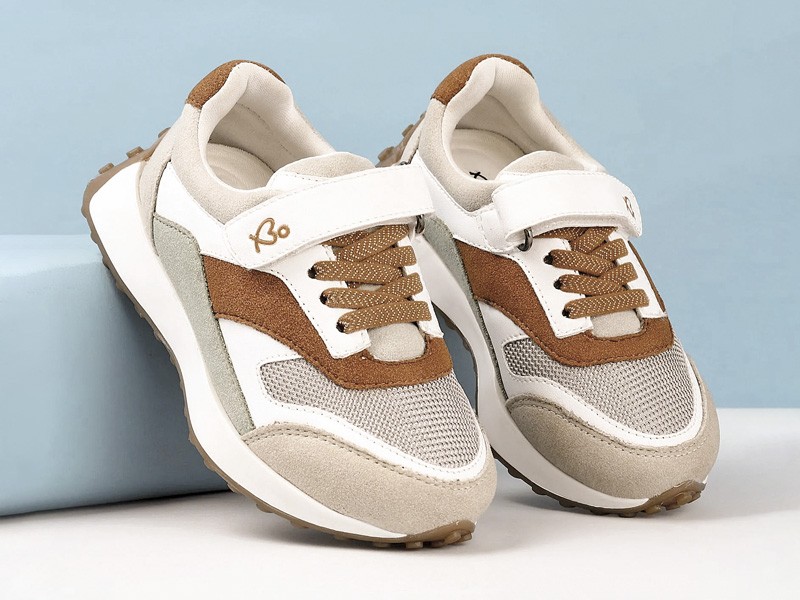 Sneakers infantiles con cierres mixtos y bases voluminosas