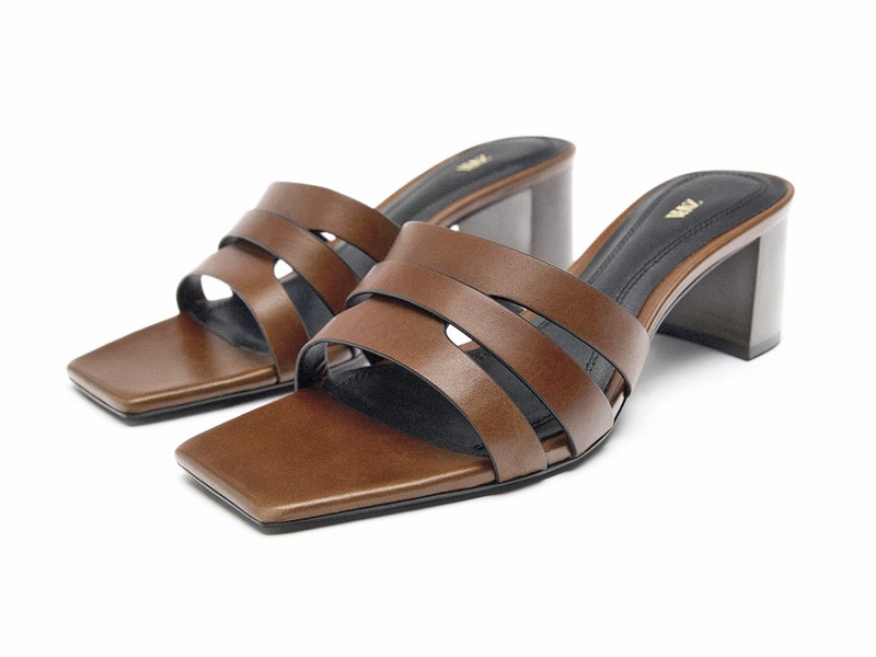 Mules y chanclas altas