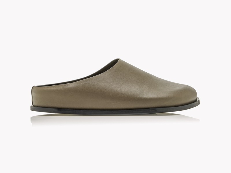 MULES INDOOR MUJER TENDENCIA CALZADO MARROQUINERIA BOLSOS CARTERAS PRIMAVERA VERANO 2026 SERMA 158a-emery-grey-lou-clog.jpg Mules indoor combinan punteras cerradas y talones libres