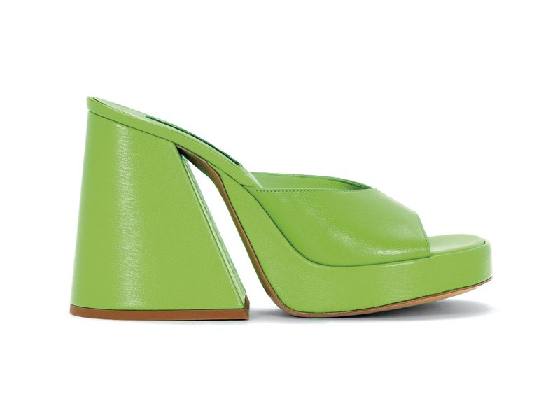 Mules y chanclas altas
