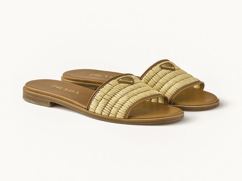 Chanclas artesanales con tramas abiertas y suelas planas