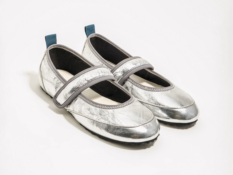 SNEAKERINAS BALERINAS BALLERINAS SNEAKERS ZAPATILLAS SLIM MUJER TENDENCIA CALZADO MARROQUINERIA BOLSOS CARTERAS PRIMAVERA VERANO 2026 SERMA 158261BZ1337_12007_D_4.jpg Los sistemas de ajuste diversifican las sneakerinas femeninas