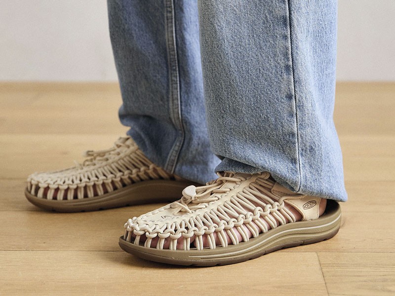 Sandalias masculinas combinan tiras, calados y fondos robustos