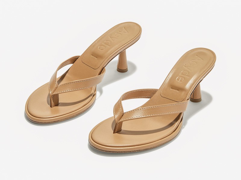 OJOTAS ALTAS CALZADO MUJER TENDENCIA PRIMAVERA VERNAO 2026 2027 SERMA 157aeyde-neutral-daphne-nappa-leath.jpg Ojotas altas elevan tiras mínimas con tacos precisos