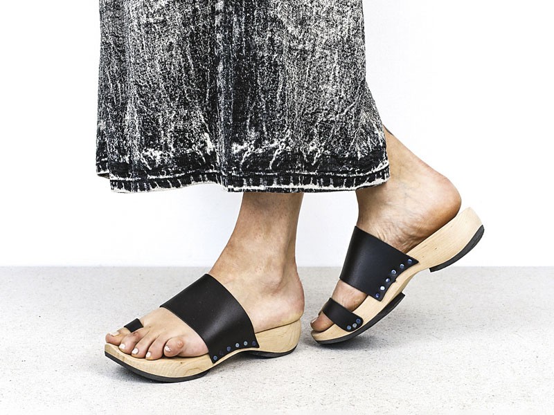 Zuecos femeninos destacan tachas, tramas y bases block
