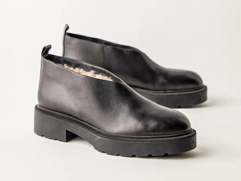 Bajos con forros visibles y volúmenes blandos