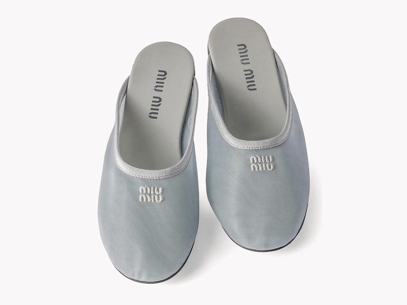 MULES INDOOR MUJER TENDENCIA CALZADO MARROQUINERIA BOLSOS CARTERAS PRIMAVERA VERANO 2026 SERMA 1580400026541387_GREY_A1.jpg Mules indoor combinan punteras cerradas y talones libres