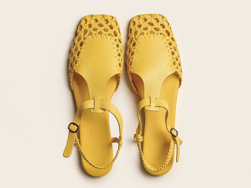 Sandalias cangrejeras renuevan tramas, color y tiras