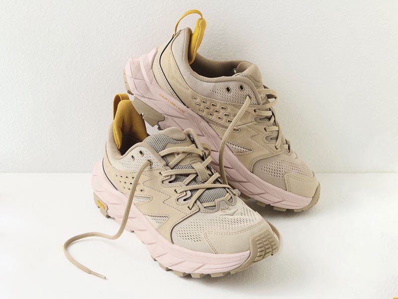 Sneakers urbanas combinan mallas, cordones y suelas mixtas