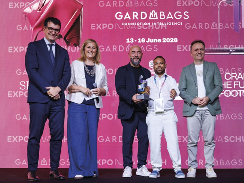 Autoridades y directivos de la feria, en la entrega de la distinción al representante de Shoefitr.io. Un argentino en el jurado del Innovation Village Competition de Expo Riva Schuh