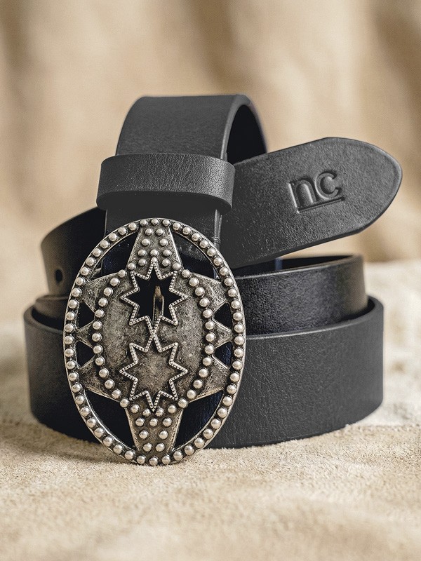 Herrajes transforman sandalias con hebillas, tachas y cruces