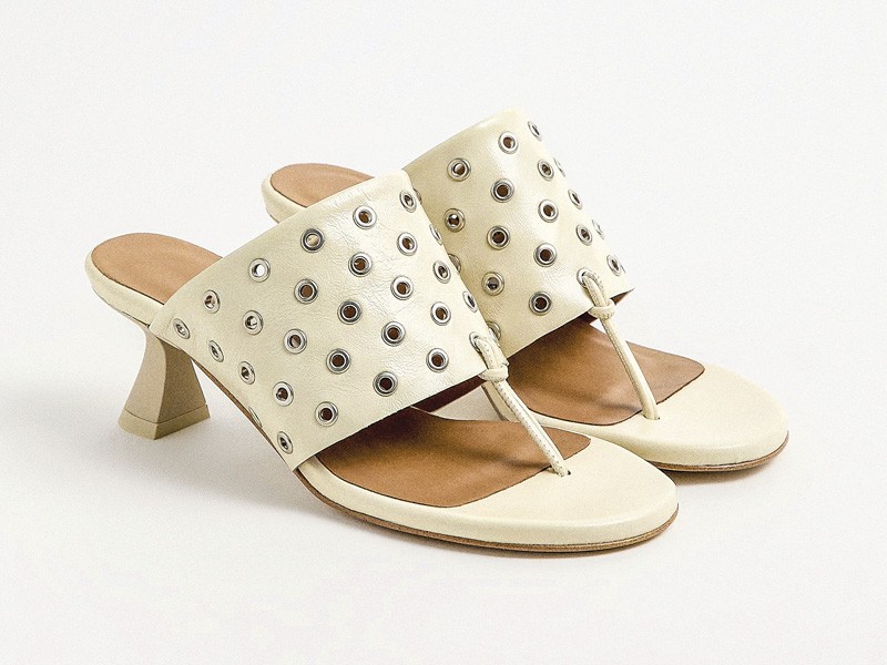 OJOTAS ALTAS CALZADO MUJER TENDENCIA PRIMAVERA VERNAO 2026 2027 SERMA 157002f297567bd6d20741e29b2d072386f6e15b6aa-2560x3840.jpg Ojotas altas elevan tiras mínimas con tacos precisos