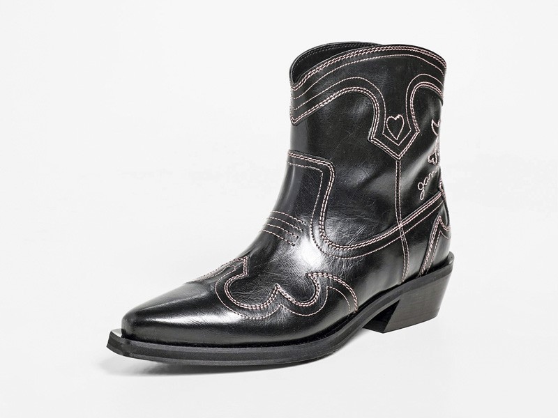 Botas y botinetas urbanas con herrajes y cuero envejecido